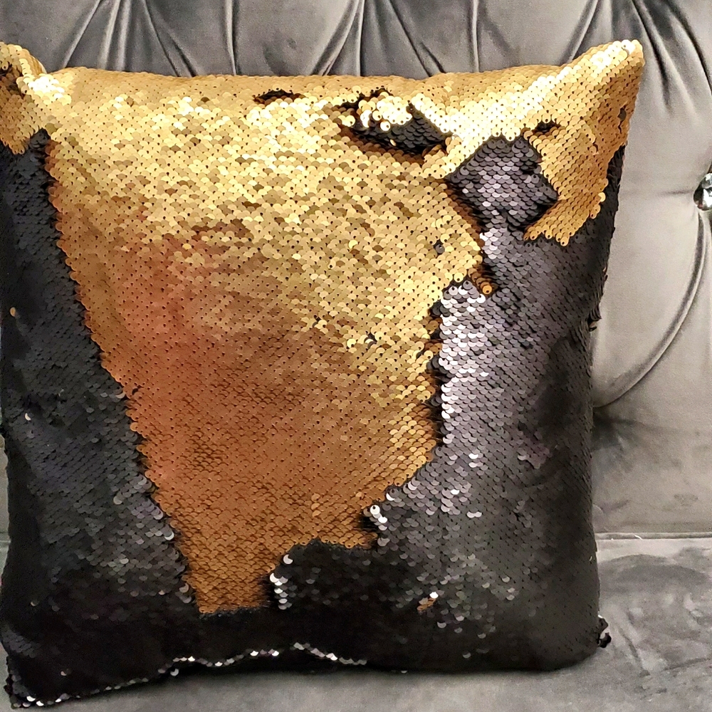 Reversible matt gold and black cushion